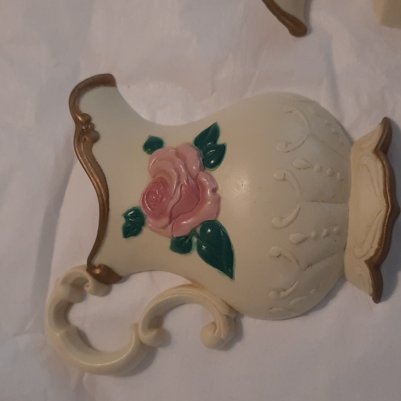 Vintage wall decor cream vase with pink rose and gold trim - Picture 3 of 4